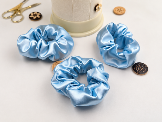 Bonnet en satin et ces chouchous
