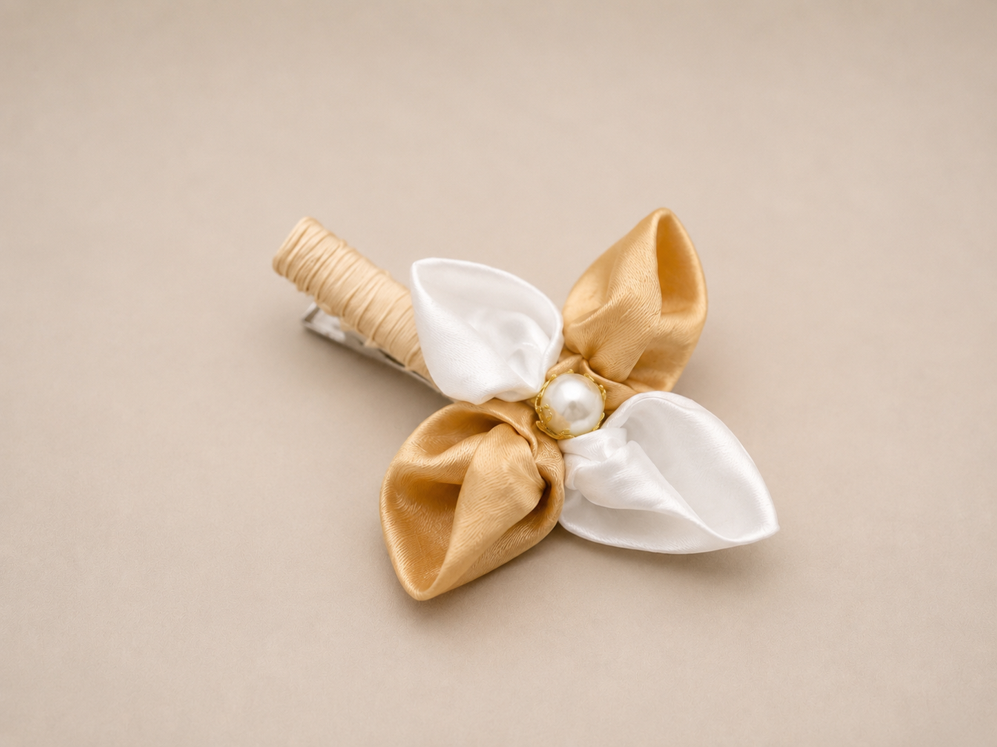 Pince florale en satin