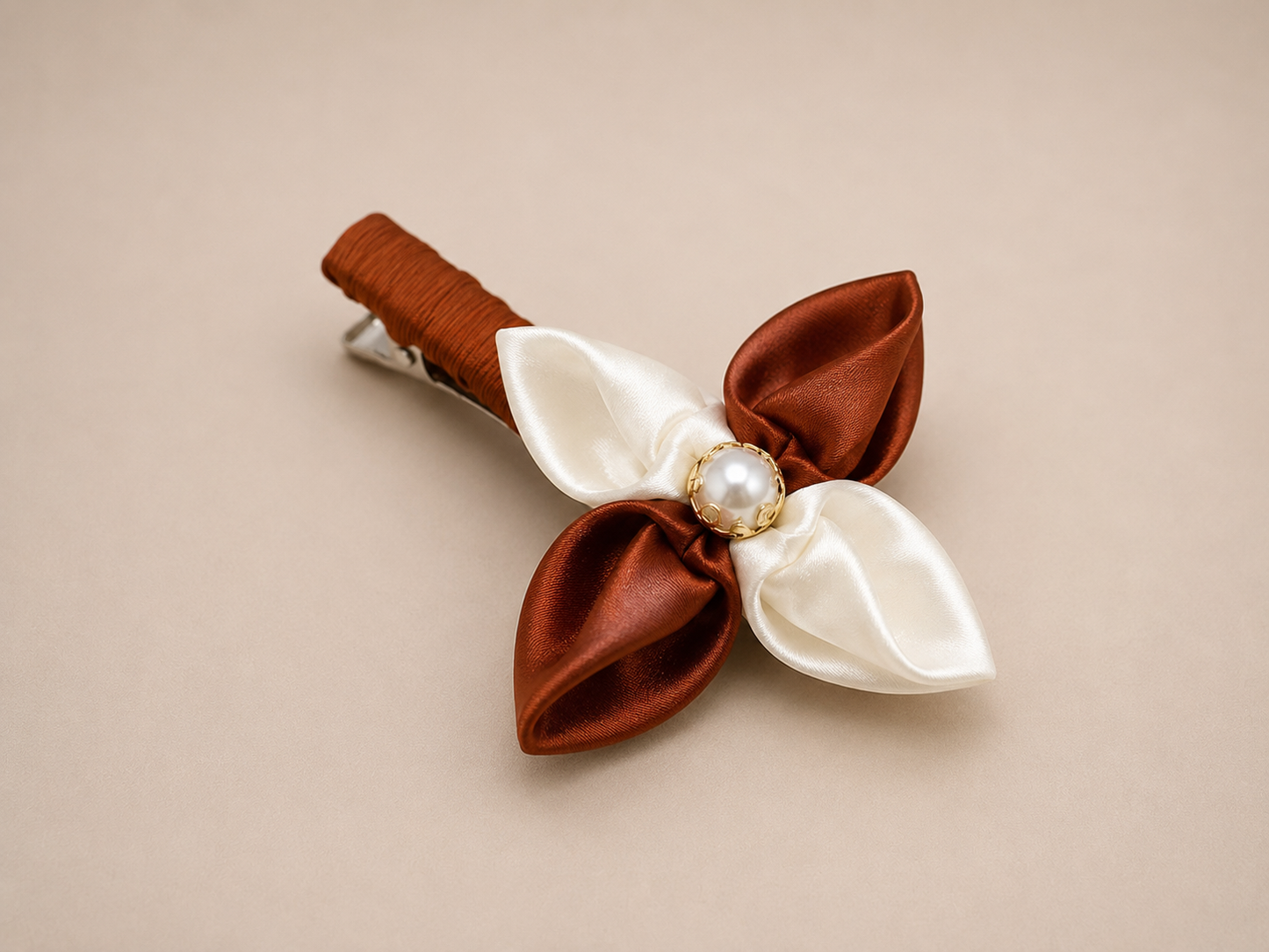 Pince florale en satin