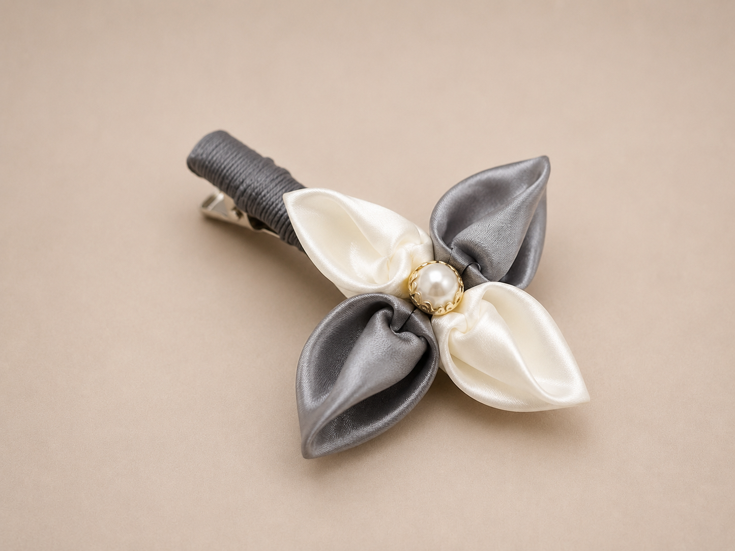 Pince florale en satin