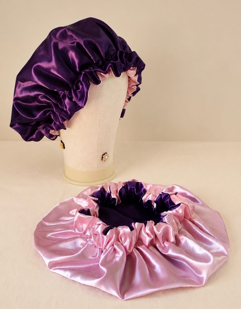 Bonnet de nuit en satin réversible.