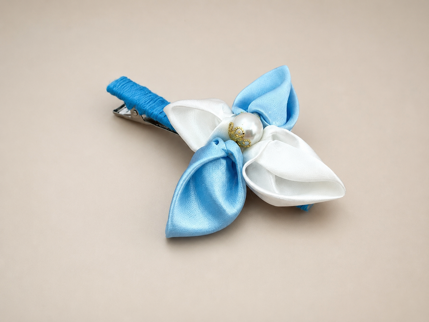 Pince florale en satin