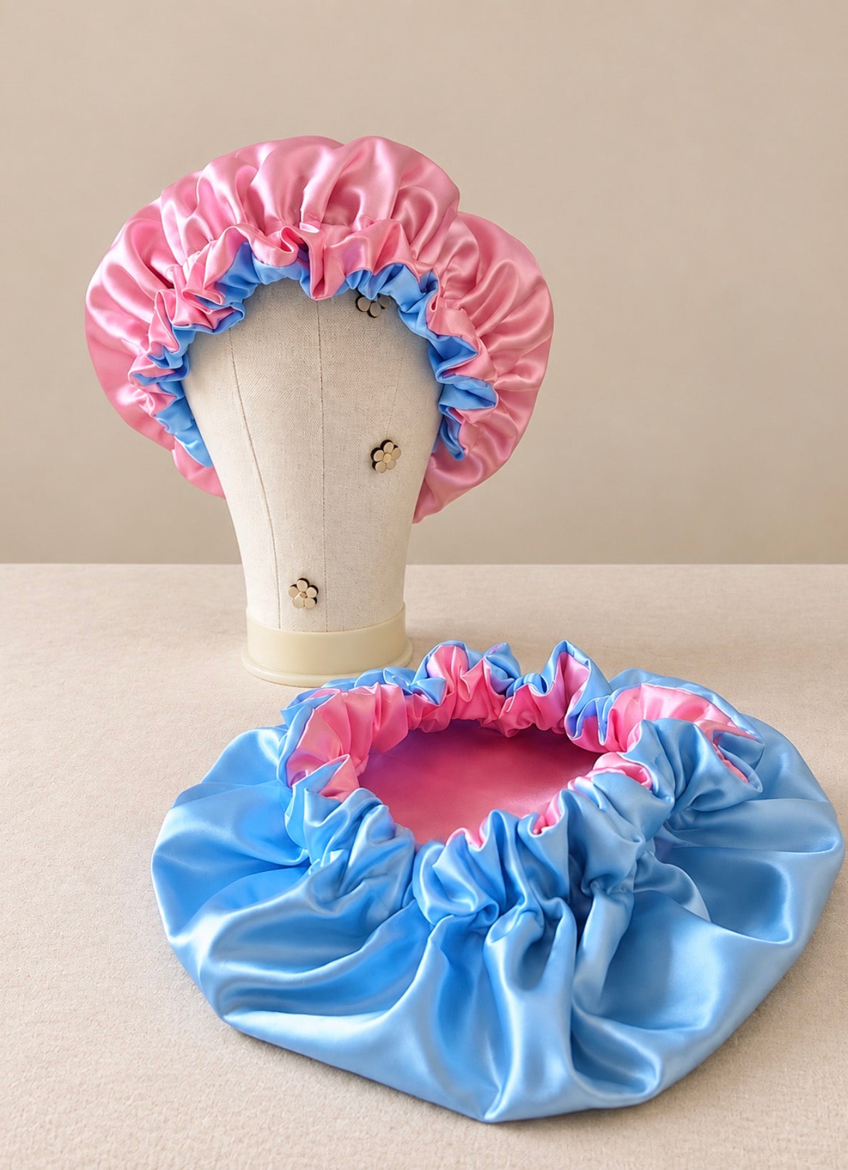 Bonnet de nuit en satin réversible.