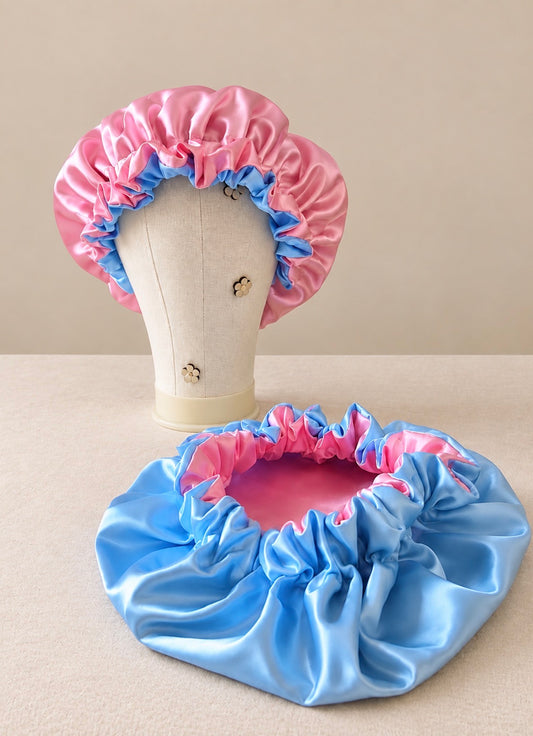 Bonnet de nuit en satin réversible.
