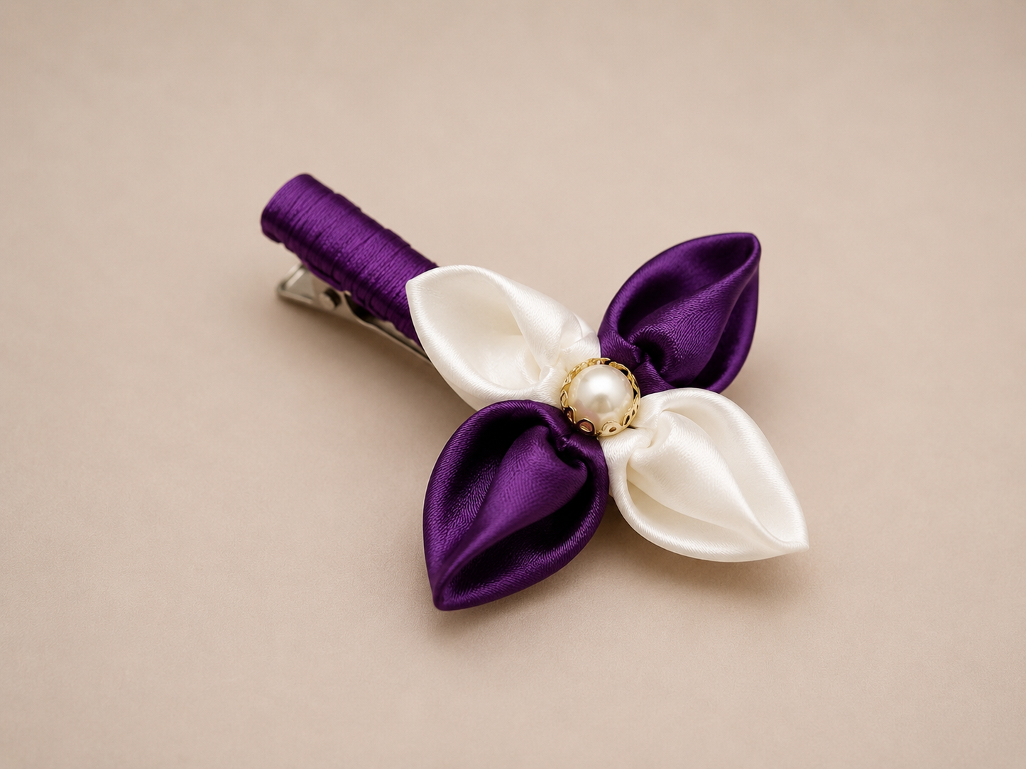 Pince florale en satin