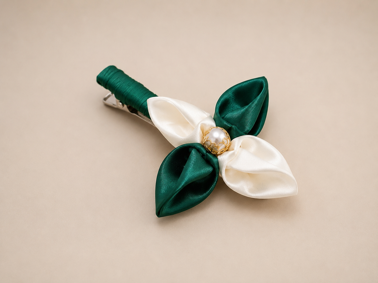 Pince florale en satin