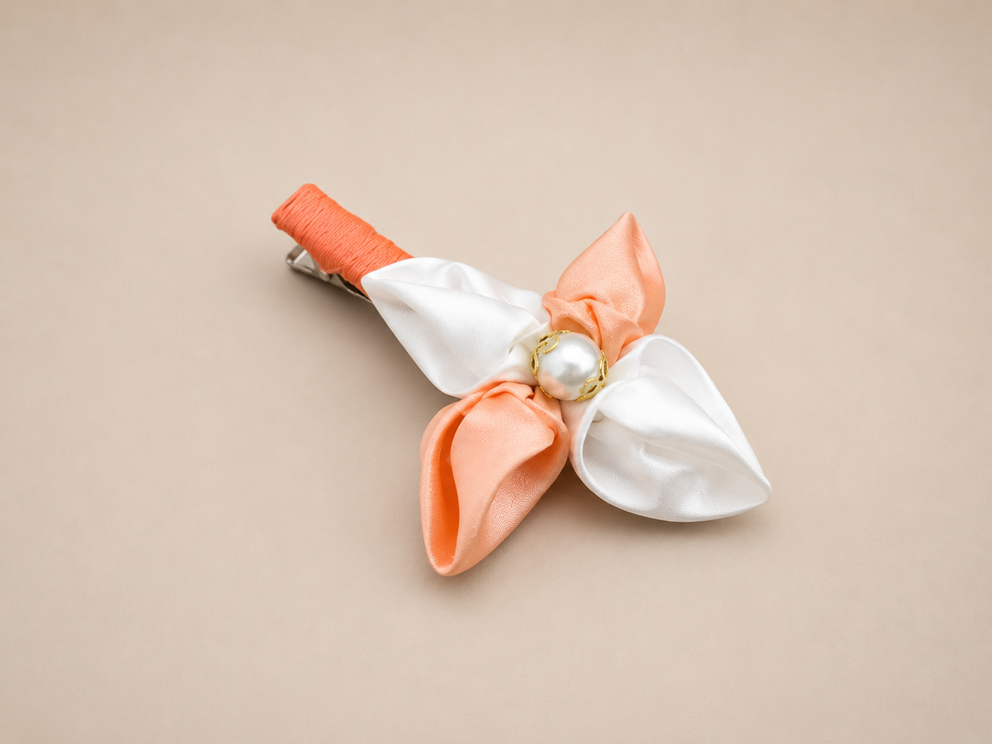 Pince florale en satin