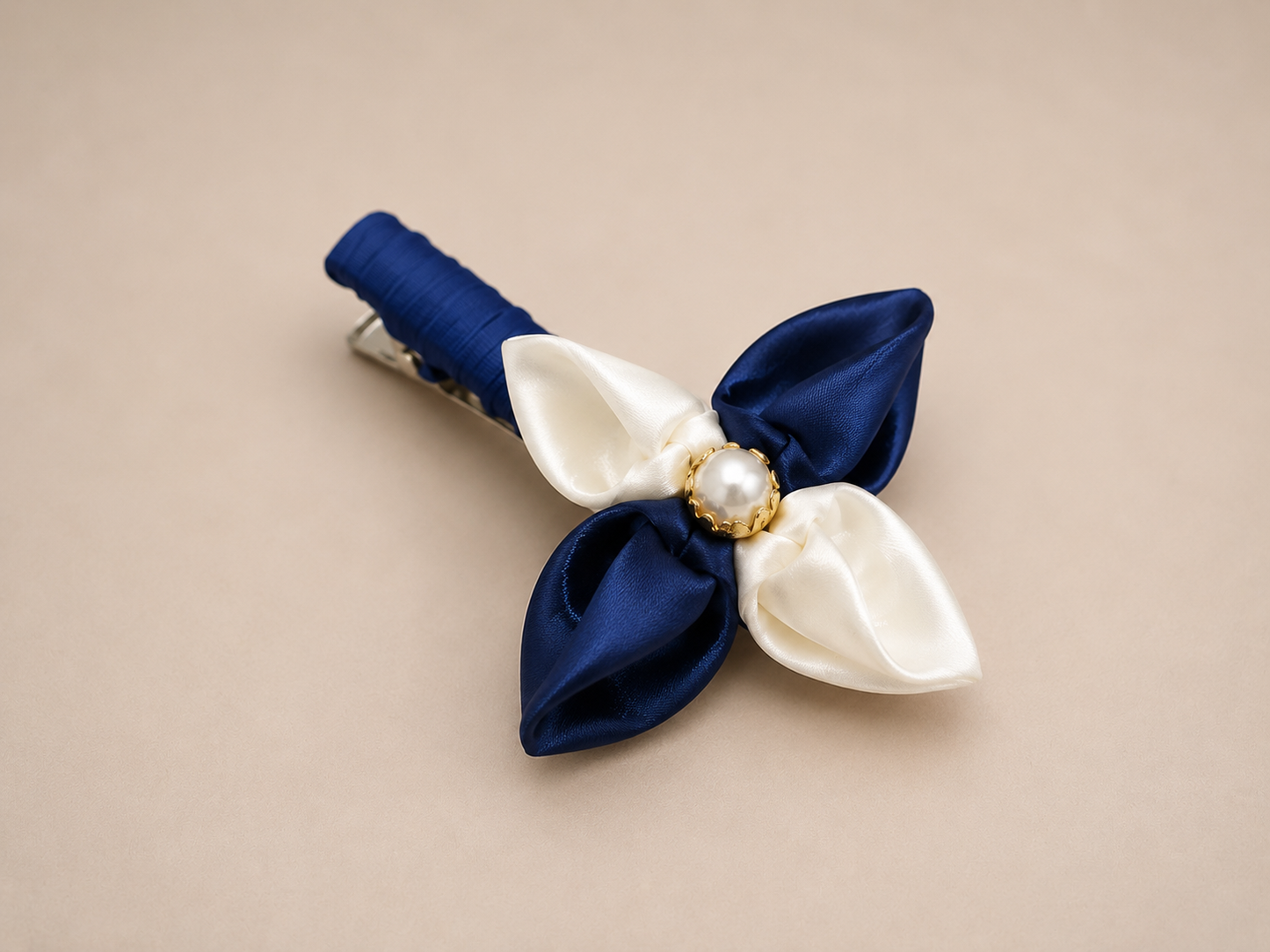 Pince florale en satin
