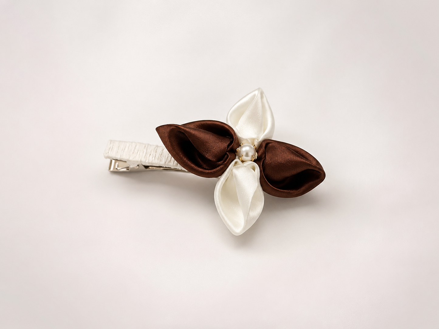 Pince florale en satin