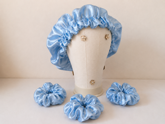 Bonnet en satin et ces chouchous